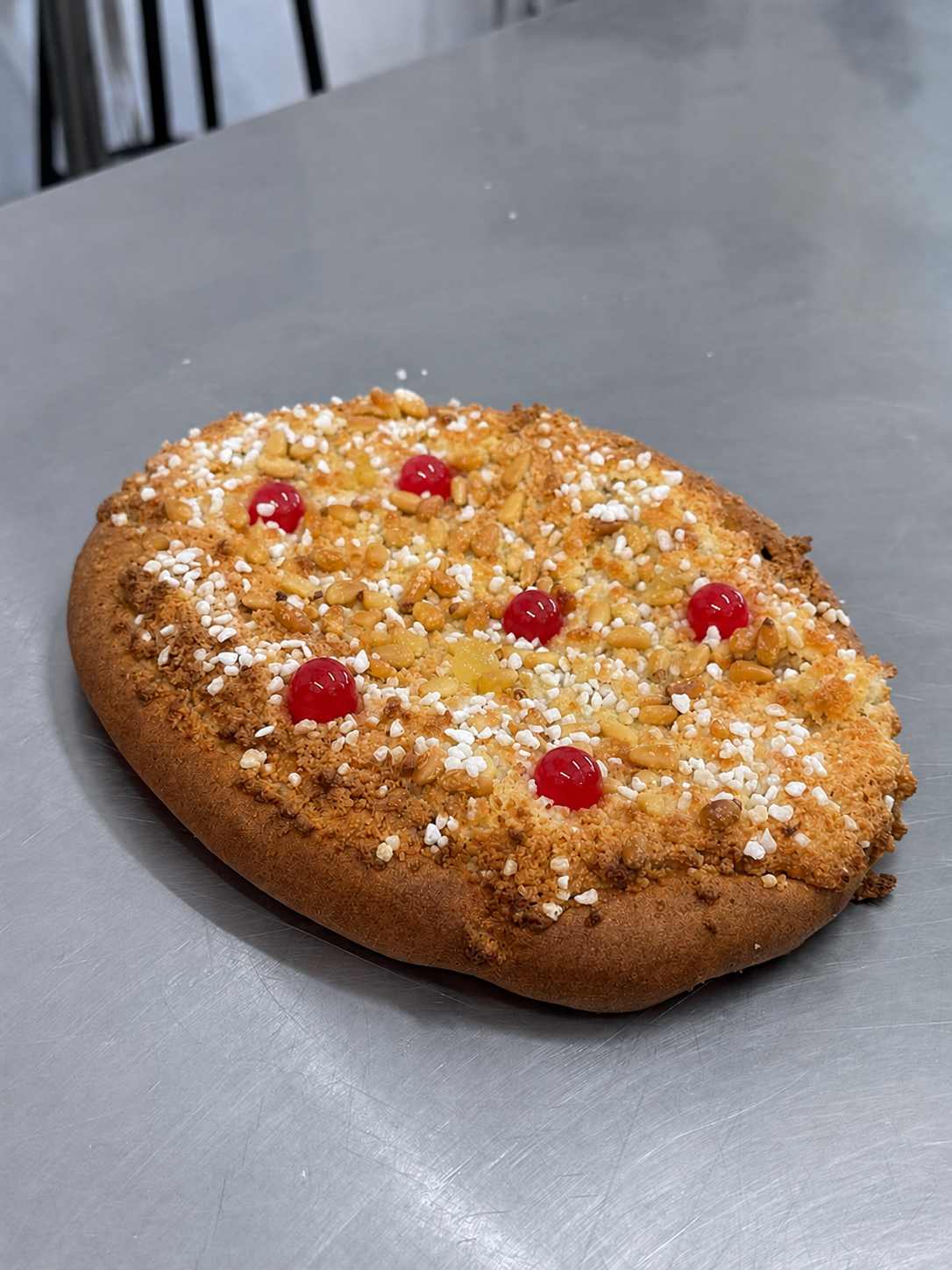 COCA DE CEREZAS Y PIÑONES