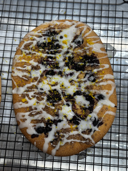 Focaccia dulce con arandanos,crumble y glaseado de limón