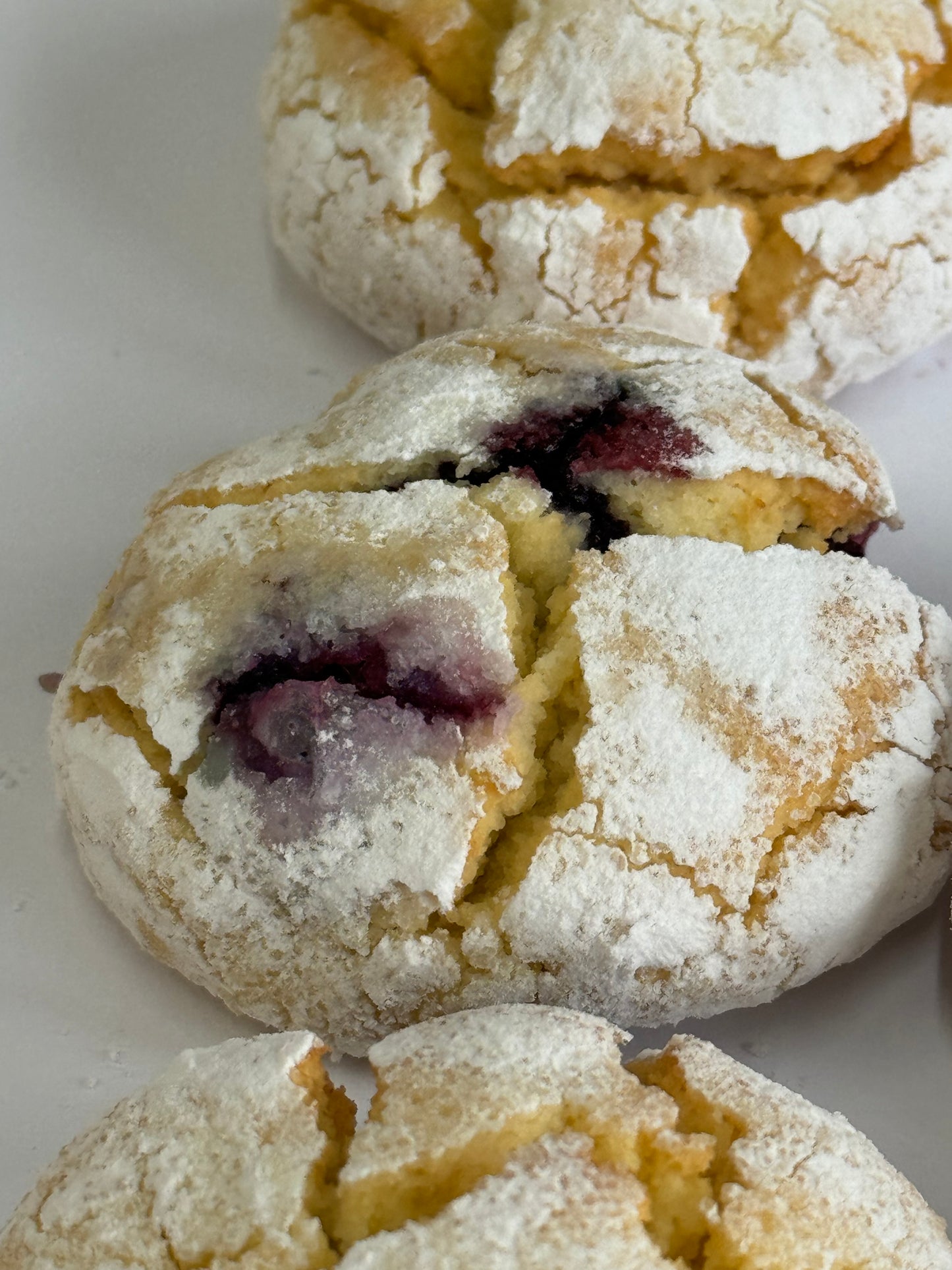 Galleta craquelada de limón y arándanos