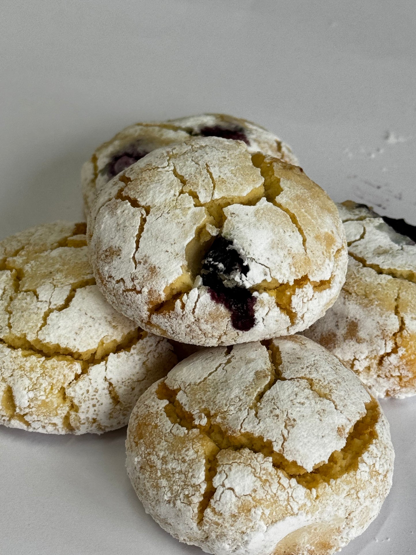 Galleta craquelada de limón y arándanos
