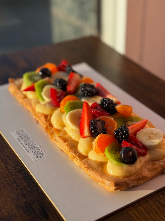 Tarta de hojaldre con frutas de temporada