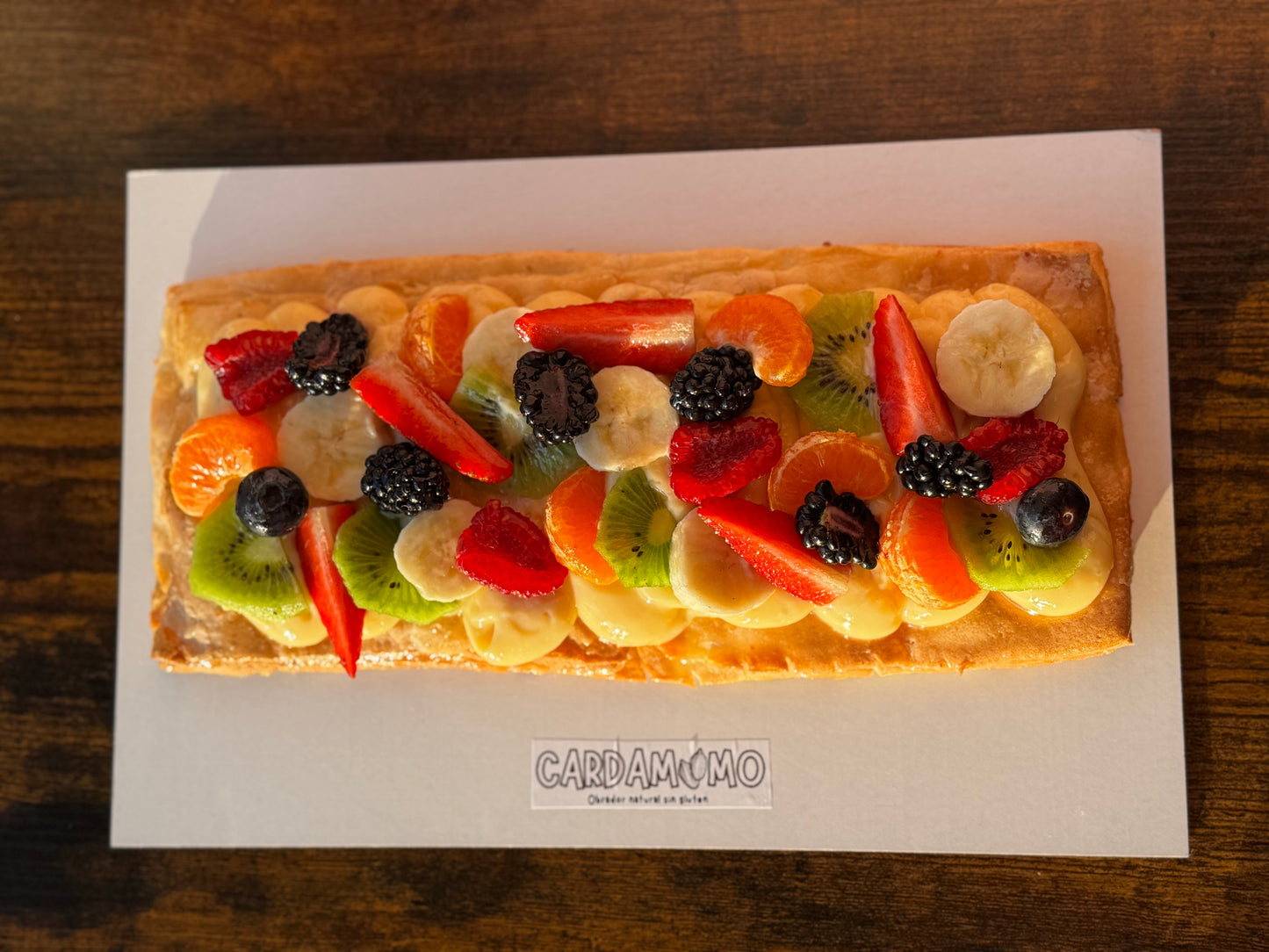 Tarta de hojaldre con frutas de temporada
